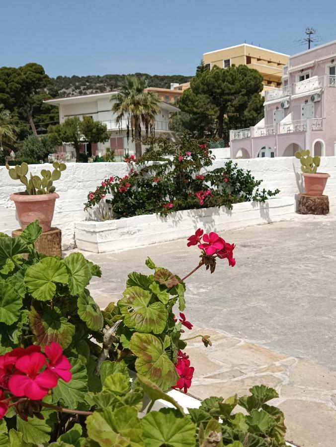 Meltemi Apartments Agia Marina  Buitenkant foto